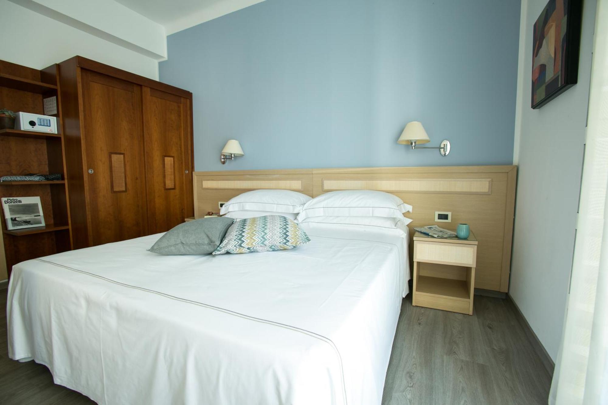 Hotel Arc En Ciel Diano Marina Bagian luar foto