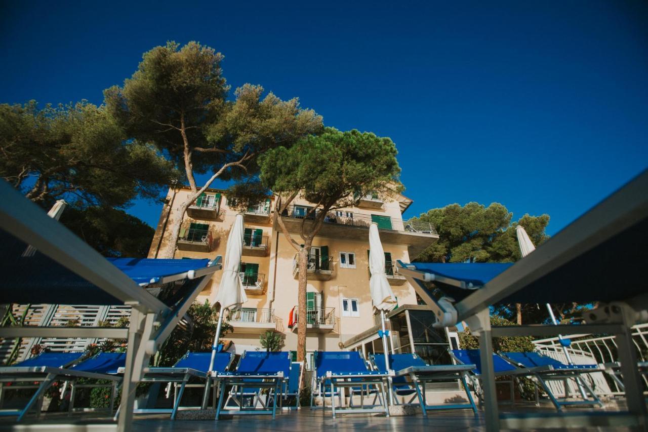 Hotel Arc En Ciel Diano Marina Bagian luar foto